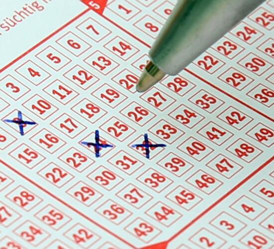 Miten lottoarvonnat on digitalisoitu? Digitalisaatio on muuttanut elämäämme melkoisesti viimeisten vuosien aikana. Sen vaikutukset tuntuvat niin työssä kuin myös vapaa-ajallakin. Tässä artikkelissa luodaan katsaus siihen, miten digitalisaatio on muokannut lottoarvontoja. 1 Digitalisaatio muuttaa kaiken, jopa loton Olemme eläneet digitalisaation aikakautta jo hyvän aikaa. On varmasti makuasia määrittää, että mistä digitalisaation valtakausi oikein alkoi, mutta vähintään viimeiset parikymmentä vuotta se on edennyt todella vauhdikkaasti. Olemme nähneet näinä vuosina, miten tutut asiat ovat saaneet digitaalisen vaihtoehdon tai siirtyneet kokonaan nettiin: kirjeet muuttuivat sähköposteiksi, musiikki siirtyi digitaaliseksi ja perinteisestä kasinosta tuli nettikasino. Jos puhumme enemmän viimeksi mainituista, digitalisaatio on muuttanut nettikasinoita ja tarjonnut pelaajille enemmän mukavuutta ja pääsyn laajaan pelivalikoimaan. Mobiiliyhteensopivuudesta virtuaalitodellisuuskokemuksiin nettikasinot kehittyvät jatkuvasti parantaakseen käyttäjien sitoutumista ja parantaakseen pelaajien tyytyväisyyttä. Lisäksi digitalisaatio on virtaviivaistanut maksuprosessia ja tarjonnut pelaajille turvallisia ja tehokkaita maksutapahtumia. Digitalisaatio mahdollistaa siis tutun pelikokemuksen sujuvasti virtuaalisessa muodossa. 2 Lotolla on varsin pitkä historia Ennen kuin siirrymme loton digitalisaatioon, on hyvä luoda katsaus loton historiaan ja perusideaan. Eräiden tietojen mukaan ensimmäistä lottoarvonnoista löytyy merkkejä Kiinasta Han-dynastian ajalta n. 200 eKr., mutta nykyaikaista lottoa muistuttava versio siitä kehitettiin antiikin Rooman valtakunnassa keisari Augustuksen aikana. Rooman valtakunta oli tuohon aikaan rahantarpeessa, mutta kansalaisten verotus oli korkeaa. Keisari ei näin protestien pelossa uskaltanut nostaa veroja, vaan päätti sen sijaan järjestää lottoarvonnan varojen keräämiseksi. Päätös osoittautui hyväksi vedoksi, sillä loton avulla saatiin kerättyä varoja ja se myös nosti keisarin suosiota. On varsin mielenkiintoista havaita, että loton perusidea on säilynyt samana, vaikka sen muodot ovat vaihtuneet aina täysin analogisesta arvonnasta digitalisoitumiseen. 3 Suomessa erilaiset lotot keräävät suosiota Suomeen lotto tuli vuoden 1970 joulukuussa ja ensimmäinen arvonta suoritettiin seuraavan vuoden tammikuussa, joten se on ollut suomalaisille tuttu pelimuoto melko pitkään. Loton suosio on myös pysynyt vakaana ja lottokierroksen seuraaminen onkin monelle tuttu rutiini jo vuosien ajalta. Perinteisen loton lisäksi suosiota maassamme on saanut myös Vikinglotto, joka on Pohjoismaiden oma lotto. Tämän lisäksi Suomeen on rantautunut eurooppalainen Eurojackpot, joka kiinnostaa monia suomalaisia perinteisen loton ja Vikingloton lisäksi. Voi kuitenkin pohtia, että aiheuttaako loton digitalisaatio siihen muutoksia ja mitä voimme oppia maailmalla tapahtuneesta loton digitalisaatiosta. 4 Asiakkaat kaipaavat uudistumista Digitalisaation aikakaudella eri rahapelien pelaajat ovat jo oppineet odottamaan digitalisaation etenemistä ja sen hyödyntämistä tutuissa peleissä. Näin on myös loton suhteen. Maailmalla onkin nähty loton digitalisaation eteneminen ja nostamme niistä myös esille. On selvää, että ilman digitalisaatiota eri lottomuotojen suosio ei olisi niin suurta kuin se nykyään on. Syy tähän on selvä: internet ja älylaitteet ovat tehneet loton pelaamisen todella helpoksi ja sujuvaksi. Aiemmin oli mentävä eri kivijalkapisteisiin täyttämään lottokuponki, nyt sama onnistuu melkein mistä tahansa, kunhan lottoajalla on käytössä internet ja siihen yhdistävä laite. On kuitenkin syytä muistuttaa, että perinteiset kivijalkalottopisteet eivät ole vielä häviämässä minnekään, joten mistään täydellisestä loton digitalisaatiosta ei ole syytä puhua. 5 Digitalisaation kolme väylää Vaikka kivijalkalottopisteet eivät ole minnekään katoamassa, on väistämätöntä, että lottotoimijat ottavat huomioon sen, että loton digitaalinen käyttö on sujuvaa. Maailmalla onkin puhuttu kolmesta eri lähestymistavasta loton digitalisaatioon. Otamme ne tässä esille, jotta saamme kuvan, mitä maailmalla tapahtuu ja voiko se vaikuttaa myös suomalaisten lottoon. Ensimmäinen näistä lähestymistavoista on markkinoinnin ja pelaajakommunikaation digitalisointi. Tässä lähestymistavassa siis pelaajan ja loton suhde digitalisoidaan. Toisen lähestymistavan avain on palveluiden digitalisoiminen: tätä olisi esimerkiksi skannerien hyödyntäminen, sovelluksien tai vaikka mahdollisesti digitaalisten lippujen käyttö voittojen lunastukseen ja niin edelleen. Kolmas lähestymistapa on lottomyynnin digitalisoiminen, mutta globaalisti ajateltuna tähänkin vaikuttaa suuresti paikalliset lakipykälät. 6 Digitalisaatio ja laitteet asettavat omat vaatimuksensa Yksi tärkeä seikka, minkä lottopalveluiden tarjoajat joutuvat varmistamaan, on se, että lotto onnistuu kaikilla laitteilla. Aiemminhan riitti, että sivut toimivat pelkästään tietokoneella, mutta nuo ajat ovat kaukana takana. Nykyään yhä useammat – oletettavasti itse asiassa selvä enemmistö – käyttää lottosivuja älypuhelimellaan. Tästä syystä on aivan olennaista, että sivut toimivat älypuhelimen selaimessa: ne on siis optimoitava monelle alustalle sopivaksi. Oman sovelluksen tekeminen lottoon on myös keino optimoida kokemus eri puhelimille: Android ja iOS -järjestelmille on syytä hioa toimivat sovellukset, jotta tavoittaa mahdollisimman laajan asiakaskunnan. Tämä on yksi konkreettinen esimerkki siitä, miten digitalisaatio on vaikuttanut lottoon: älylaitteiden yleistyminen pakottaa loton – pelin joka sai alkunsa antiikin Roomassa – sopeutumaan yhä uudenlaisiin alustoihin ja käyttäjien tarpeisiin ja mieltymyksiin uusina aikakausina. Miten lottoarvonnat on digitalisoitu? Digitalisaatio on muuttanut elämäämme melkoisesti viimeisten vuosien aikana. Sen vaikutukset tuntuvat niin työssä kuin myös vapaa-ajallakin. Tässä artikkelissa luodaan katsaus siihen, miten digitalisaatio on muokannut lottoarvontoja. 1 Digitalisaatio muuttaa kaiken, jopa loton Olemme eläneet digitalisaation aikakautta jo hyvän aikaa. On varmasti makuasia määrittää, että mistä digitalisaation valtakausi oikein alkoi, mutta vähintään viimeiset parikymmentä vuotta se on edennyt todella vauhdikkaasti. Olemme nähneet näinä vuosina, miten tutut asiat ovat saaneet digitaalisen vaihtoehdon tai siirtyneet kokonaan nettiin: kirjeet muuttuivat sähköposteiksi, musiikki siirtyi digitaaliseksi ja perinteisestä kasinosta tuli nettikasino. Jos puhumme enemmän viimeksi mainituista, digitalisaatio on muuttanut nettikasinoita ja tarjonnut pelaajille enemmän mukavuutta ja pääsyn laajaan pelivalikoimaan. Mobiiliyhteensopivuudesta virtuaalitodellisuuskokemuksiin nettikasinot kehittyvät jatkuvasti parantaakseen käyttäjien sitoutumista ja parantaakseen pelaajien tyytyväisyyttä. Lisäksi digitalisaatio on virtaviivaistanut maksuprosessia ja tarjonnut pelaajille turvallisia ja tehokkaita maksutapahtumia. Digitalisaatio mahdollistaa siis tutun pelikokemuksen sujuvasti virtuaalisessa muodossa. 2 Lotolla on varsin pitkä historia Ennen kuin siirrymme loton digitalisaatioon, on hyvä luoda katsaus loton historiaan ja perusideaan. Eräiden tietojen mukaan ensimmäistä lottoarvonnoista löytyy merkkejä Kiinasta Han-dynastian ajalta n. 200 eKr., mutta nykyaikaista lottoa muistuttava versio siitä kehitettiin antiikin Rooman valtakunnassa keisari Augustuksen aikana. Rooman valtakunta oli tuohon aikaan rahantarpeessa, mutta kansalaisten verotus oli korkeaa. Keisari ei näin protestien pelossa uskaltanut nostaa veroja, vaan päätti sen sijaan järjestää lottoarvonnan varojen keräämiseksi. Päätös osoittautui hyväksi vedoksi, sillä loton avulla saatiin kerättyä varoja ja se myös nosti keisarin suosiota. On varsin mielenkiintoista havaita, että loton perusidea on säilynyt samana, vaikka sen muodot ovat vaihtuneet aina täysin analogisesta arvonnasta digitalisoitumiseen. 3 Suomessa erilaiset lotot keräävät suosiota Suomeen lotto tuli vuoden 1970 joulukuussa ja ensimmäinen arvonta suoritettiin seuraavan vuoden tammikuussa, joten se on ollut suomalaisille tuttu pelimuoto melko pitkään. Loton suosio on myös pysynyt vakaana ja lottokierroksen seuraaminen onkin monelle tuttu rutiini jo vuosien ajalta. Perinteisen loton lisäksi suosiota maassamme on saanut myös Vikinglotto, joka on Pohjoismaiden oma lotto. Tämän lisäksi Suomeen on rantautunut eurooppalainen Eurojackpot, joka kiinnostaa monia suomalaisia perinteisen loton ja Vikingloton lisäksi. Voi kuitenkin pohtia, että aiheuttaako loton digitalisaatio siihen muutoksia ja mitä voimme oppia maailmalla tapahtuneesta loton digitalisaatiosta. 4 Asiakkaat kaipaavat uudistumista Digitalisaation aikakaudella eri rahapelien pelaajat ovat jo oppineet odottamaan digitalisaation etenemistä ja sen hyödyntämistä tutuissa peleissä. Näin on myös loton suhteen. Maailmalla onkin nähty loton digitalisaation eteneminen ja nostamme niistä myös esille. On selvää, että ilman digitalisaatiota eri lottomuotojen suosio ei olisi niin suurta kuin se nykyään on. Syy tähän on selvä: internet ja älylaitteet ovat tehneet loton pelaamisen todella helpoksi ja sujuvaksi. Aiemmin oli mentävä eri kivijalkapisteisiin täyttämään lottokuponki, nyt sama onnistuu melkein mistä tahansa, kunhan lottoajalla on käytössä internet ja siihen yhdistävä laite. On kuitenkin syytä muistuttaa, että perinteiset kivijalkalottopisteet eivät ole vielä häviämässä minnekään, joten mistään täydellisestä loton digitalisaatiosta ei ole syytä puhua. 5 Digitalisaation kolme väylää Vaikka kivijalkalottopisteet eivät ole minnekään katoamassa, on väistämätöntä, että lottotoimijat ottavat huomioon sen, että loton digitaalinen käyttö on sujuvaa. Maailmalla onkin puhuttu kolmesta eri lähestymistavasta loton digitalisaatioon. Otamme ne tässä esille, jotta saamme kuvan, mitä maailmalla tapahtuu ja voiko se vaikuttaa myös suomalaisten lottoon. Ensimmäinen näistä lähestymistavoista on markkinoinnin ja pelaajakommunikaation digitalisointi. Tässä lähestymistavassa siis pelaajan ja loton suhde digitalisoidaan. Toisen lähestymistavan avain on palveluiden digitalisoiminen: tätä olisi esimerkiksi skannerien hyödyntäminen, sovelluksien tai vaikka mahdollisesti digitaalisten lippujen käyttö voittojen lunastukseen ja niin edelleen. Kolmas lähestymistapa on lottomyynnin digitalisoiminen, mutta globaalisti ajateltuna tähänkin vaikuttaa suuresti paikalliset lakipykälät. 6 Digitalisaatio ja laitteet asettavat omat vaatimuksensa Yksi tärkeä seikka, minkä lottopalveluiden tarjoajat joutuvat varmistamaan, on se, että lotto onnistuu kaikilla laitteilla. Aiemminhan riitti, että sivut toimivat pelkästään tietokoneella, mutta nuo ajat ovat kaukana takana. Nykyään yhä useammat – oletettavasti itse asiassa selvä enemmistö – käyttää lottosivuja älypuhelimellaan. Tästä syystä on aivan olennaista, että sivut toimivat älypuhelimen selaimessa: ne on siis optimoitava monelle alustalle sopivaksi. Oman sovelluksen tekeminen lottoon on myös keino optimoida kokemus eri puhelimille: Android ja iOS -järjestelmille on syytä hioa toimivat sovellukset, jotta tavoittaa mahdollisimman laajan asiakaskunnan. Tämä on yksi konkreettinen esimerkki siitä, miten digitalisaatio on vaikuttanut lottoon: älylaitteiden yleistyminen pakottaa loton – pelin joka sai alkunsa antiikin Roomassa – sopeutumaan yhä uudenlaisiin alustoihin ja käyttäjien tarpeisiin ja mieltymyksiin uusina aikakausina.